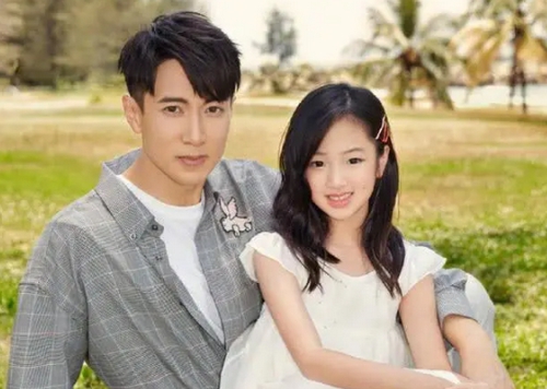 吴尊女儿惊艳亮相:14 岁展超模气质,大长腿吸睛