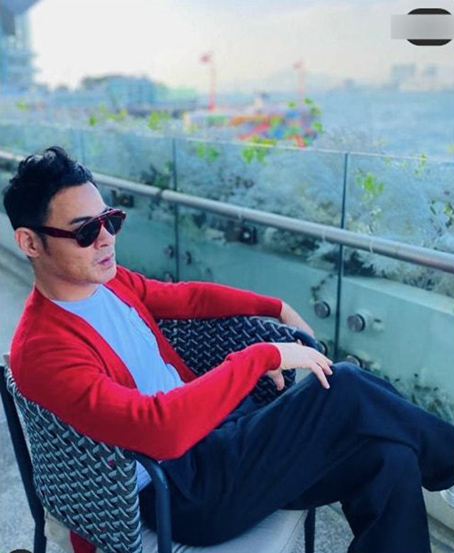 港剧男黄智贤57岁生日！无儿无女认郑嘉颖三子做干儿，全是高颜值