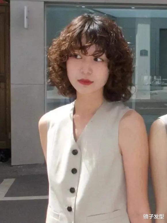 40岁左右的女性,选择齐脖层次卷发,成熟有魅力