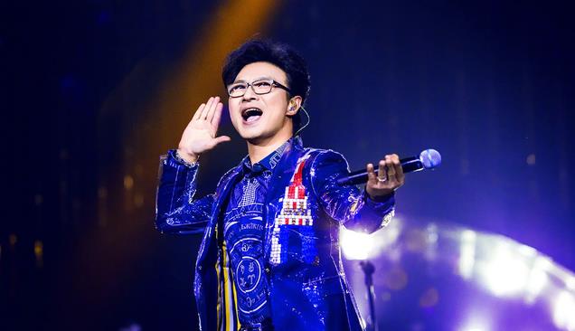 53岁汪峰女友肚显大 小20岁女友 森林北 穿宽松长裙 , 网友点评怀了