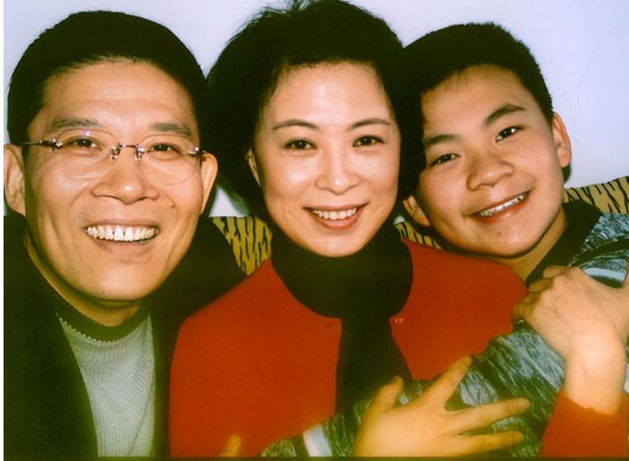 她是国家一级演员，与富豪结婚37年零绯闻，儿子帅气是她的骄傲