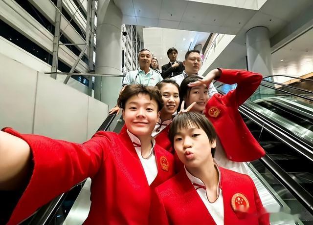 霍启刚晒儿女近照,11岁霍中曦越长越像太爷霍英东,是帅气美少年