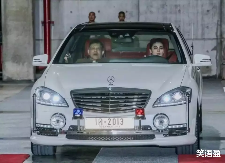 苏提达与72岁泰王共赴听歌之旅，夫妇默契相投；新妃入宫已有八年