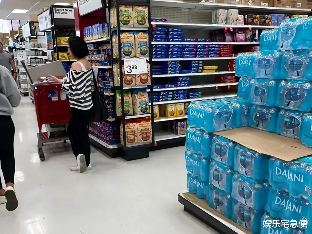 小S送女儿去美国上学,穿十年前旧衣很节俭,许雅钧帮忙挑热水壶