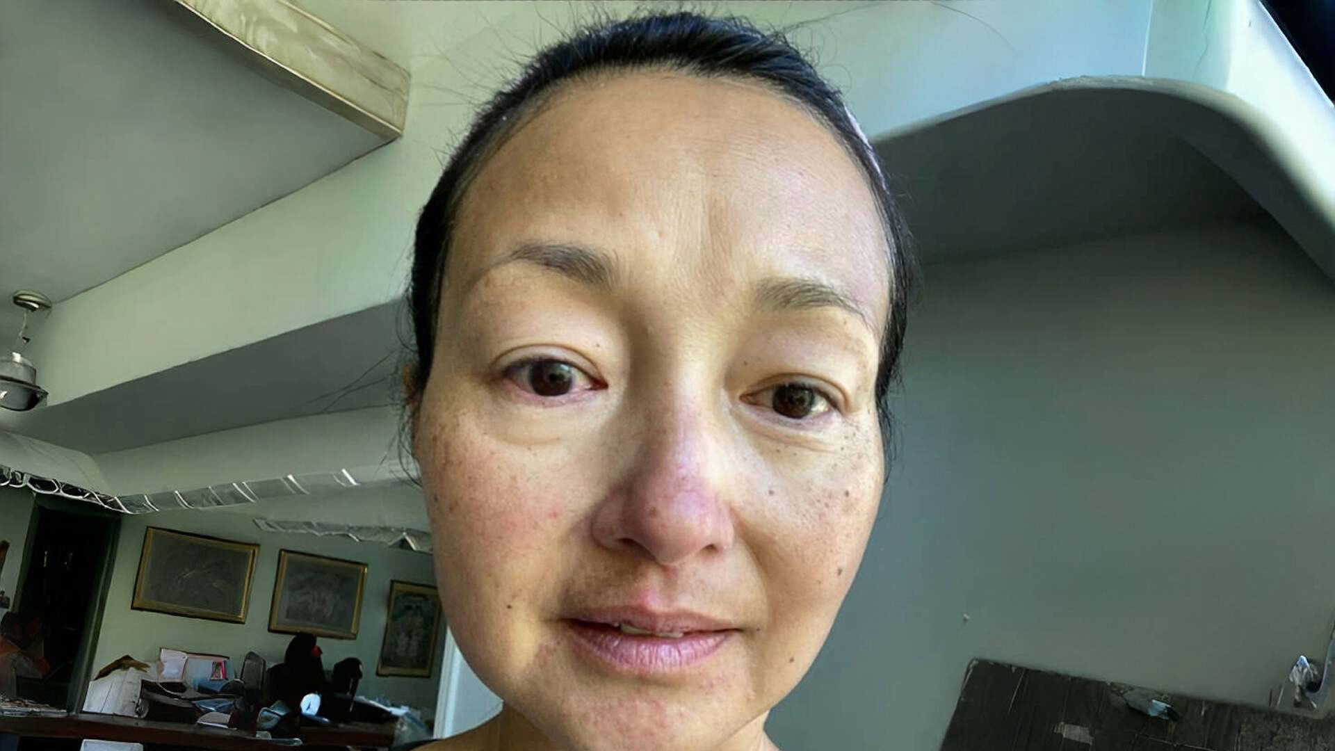 香港知名女星复出拍戏，全素颜出镜满脸雀斑，平时懒得护肤化妆