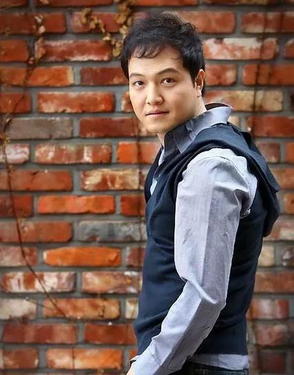 韩剧“恶汉”的现实人生,娶小12岁娇妻,拥有三位可爱女儿。