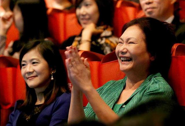 张兰曝大S小S吸毒成性,徐妈妈跪低祈求汪小菲:别再说了