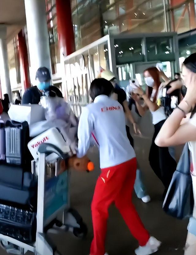 同样是冠军返乡,看到陈芋汐与全红婵的待遇后,明白陈若琳没说错