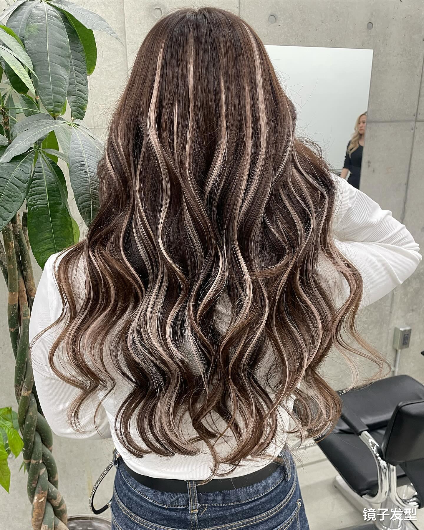 女士长发整理秘诀:线条染大波浪,时尚层次感不容错过