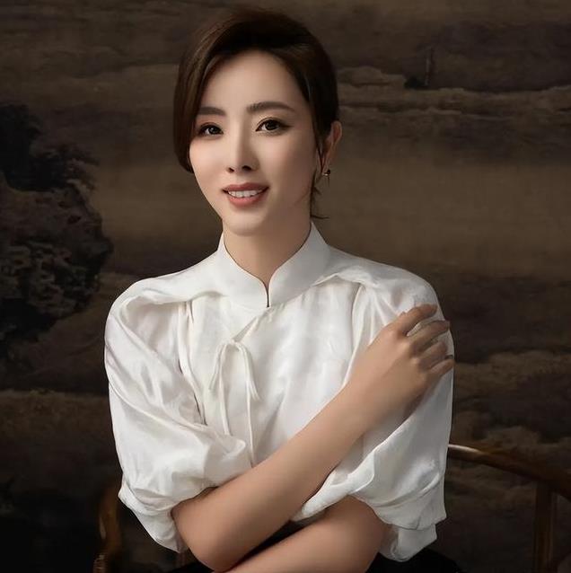 一手好牌打的稀烂，离开央视1年后，37岁的李思思现在现状如何？