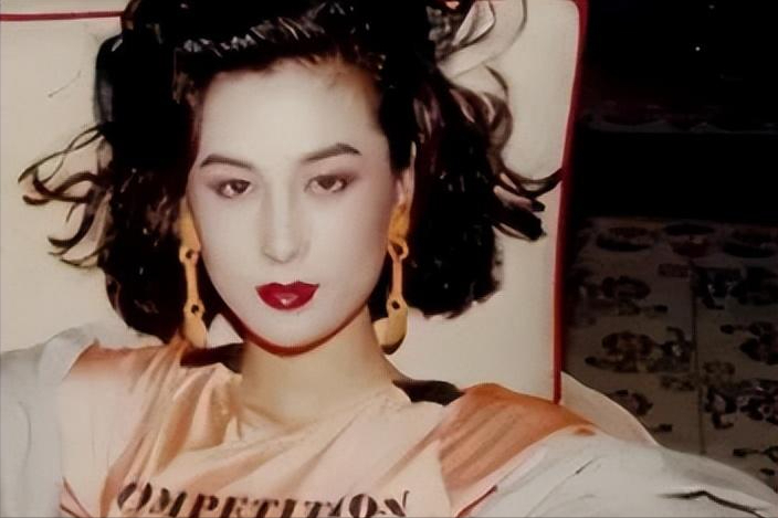 美过李嘉欣,成为娱乐圈的“宠儿”,却为何选择在巅峰时退圈?