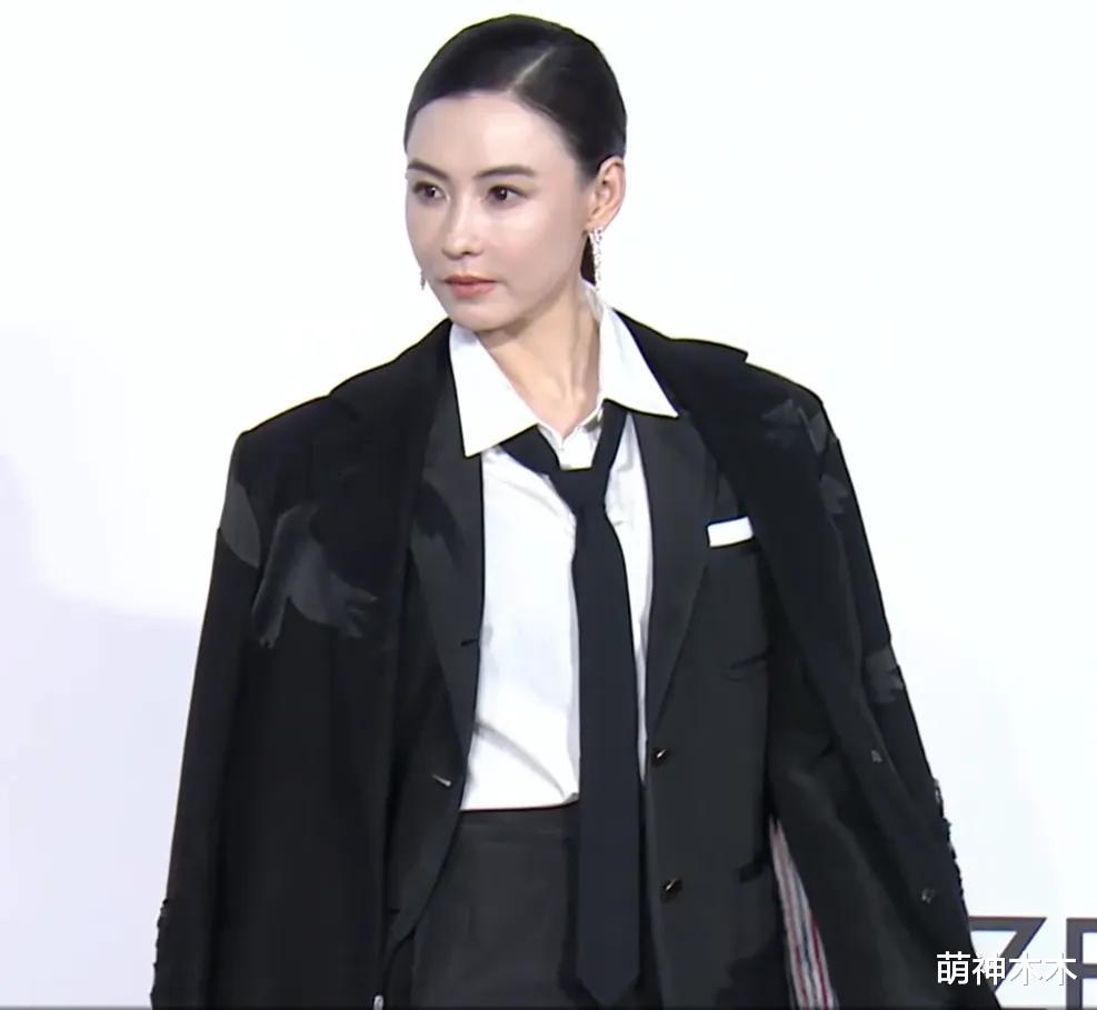 嘉人盛典红毯生图来了！刘亦菲勒紧细腰，杨幂秀腿，刘诗诗穿长裤