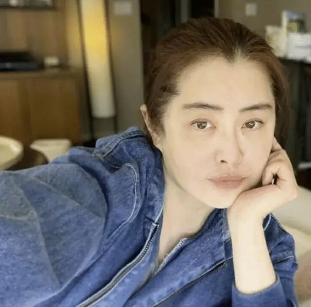 57岁王祖贤现身酒店，住1500元一晚房间，体态略显丰腴但气质出众