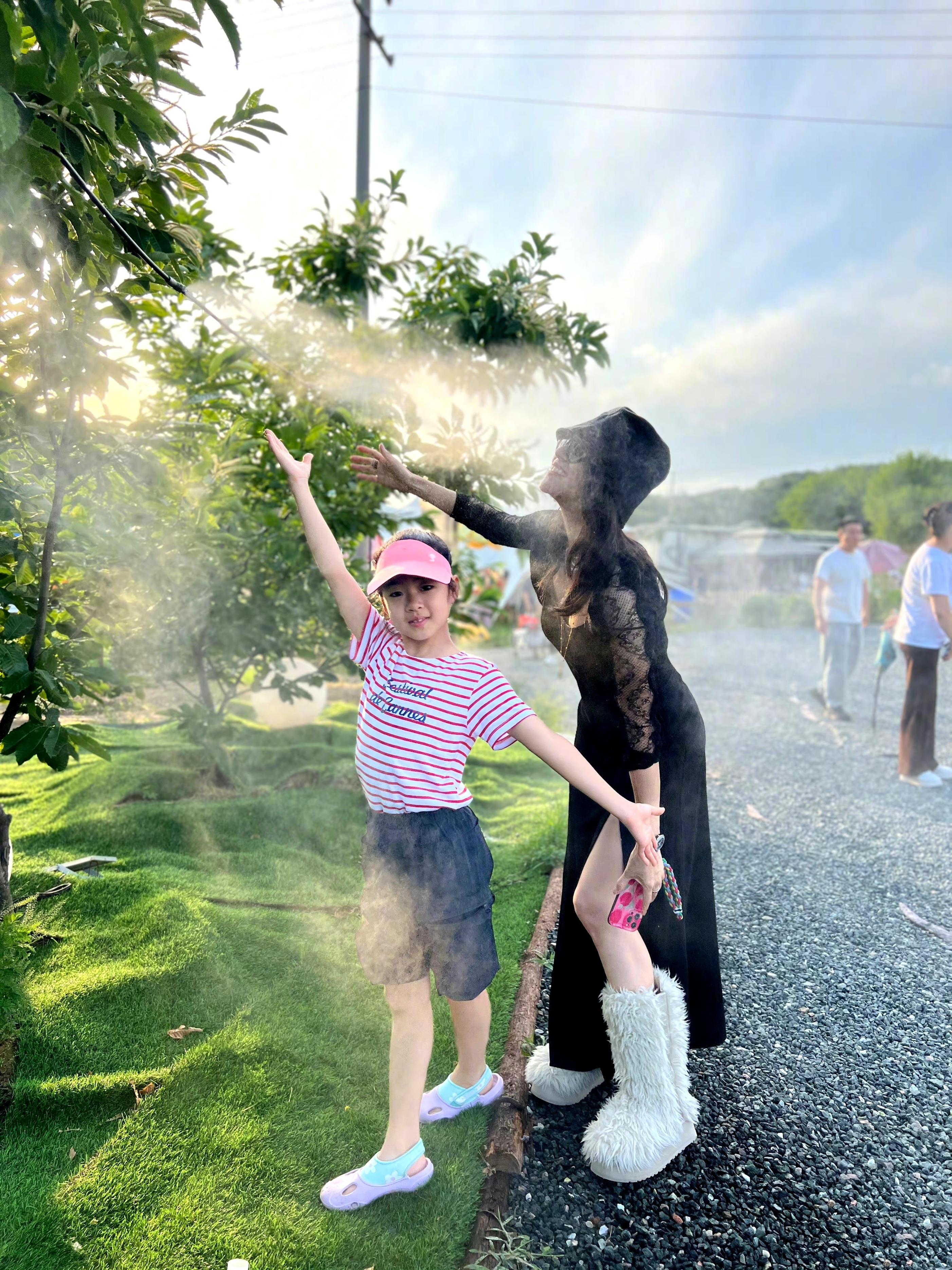 章子怡儿童节晒与儿女度假照，4岁弟弟罕露面，眉眼超像姐姐醒宝