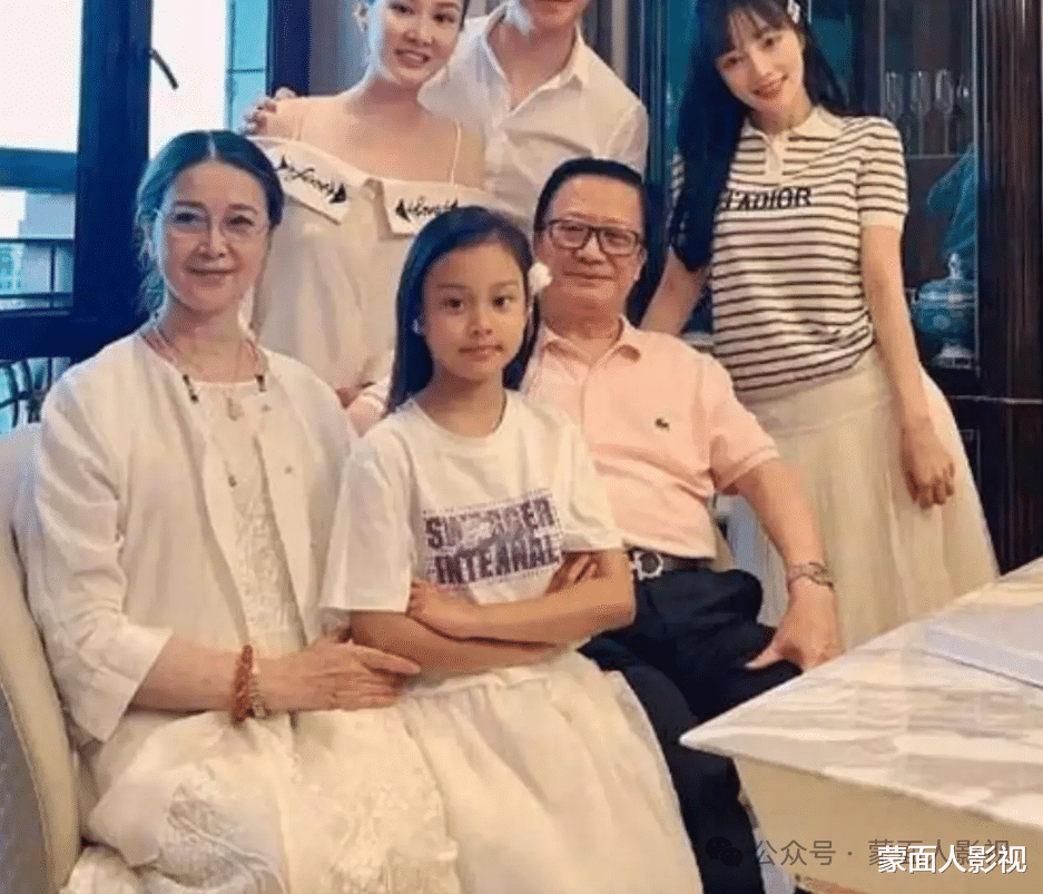 贾乃亮带甜馨看望爷爷奶奶，祖孙三人逛集市，甜馨个头惹人惊