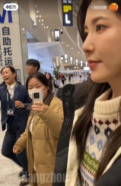 48岁曾黎在机场被围堵,手提大白菜面露尴尬,被怼脸拍照颜值抗打