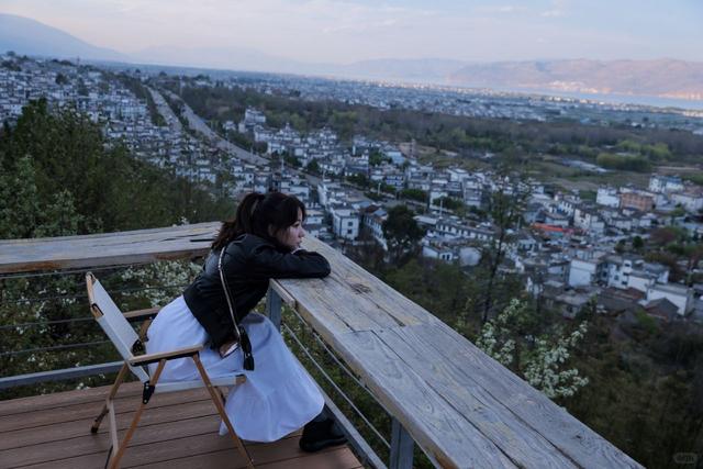 王珞丹穿皮衣配白裙子,优雅帅气