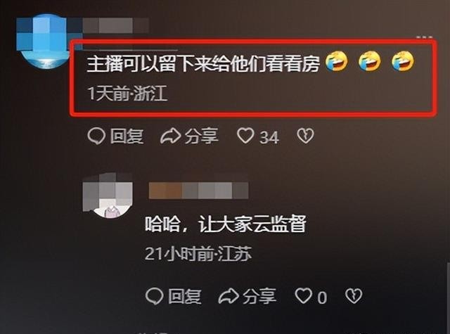 接地气!刘强东父母低调坐车离开光明村,不忘用红色桶带着农货