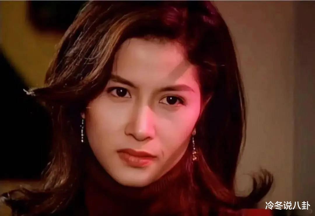 当年觉得邵美琪老气,配不上郑伊健,后来才发现她比梁咏琪还漂亮