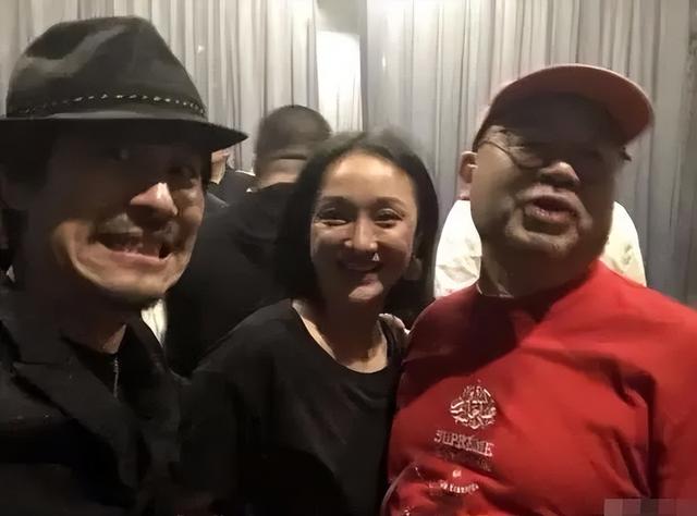 周迅跟好友私下聚会,皱纹多坑坑洼洼像奶奶,才49岁就苍老成这样