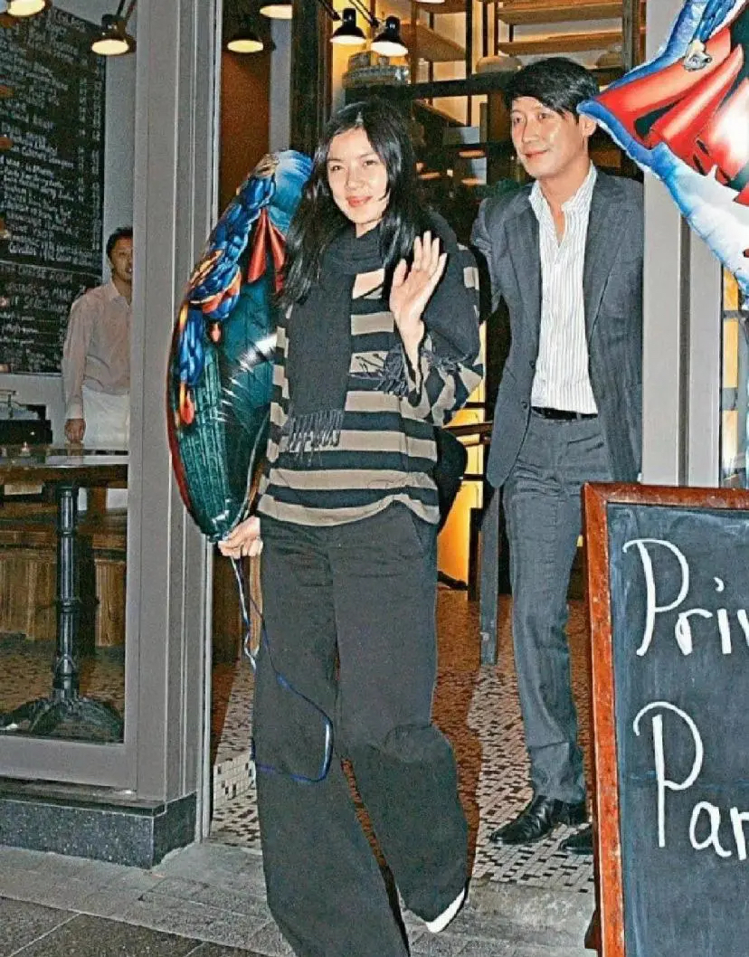 乐基儿带娃回港度假,母子俩游迪士尼超开心,5岁Hunter帅气可爱