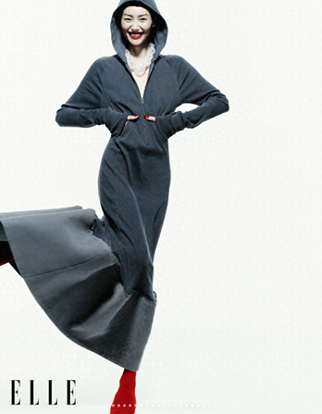 刘雯从业以来最短发型!寸头配柒光红唇大背心,比男友井柏然还帅