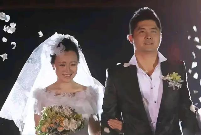 万万没想到，30岁嫁10亿富豪的潘阳，婚后十年带儿子住娘家