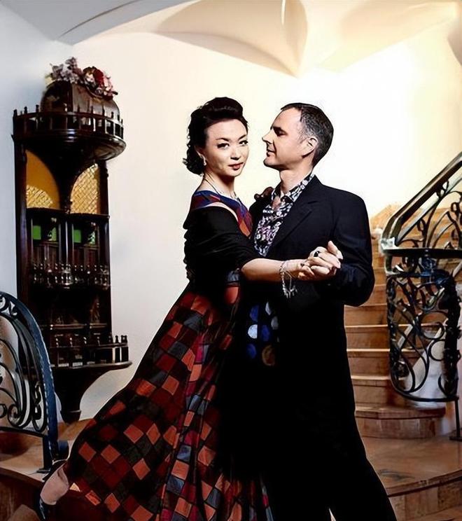 金姐为爱等待18年,与汉斯重领结婚证,网友直呼太感人!