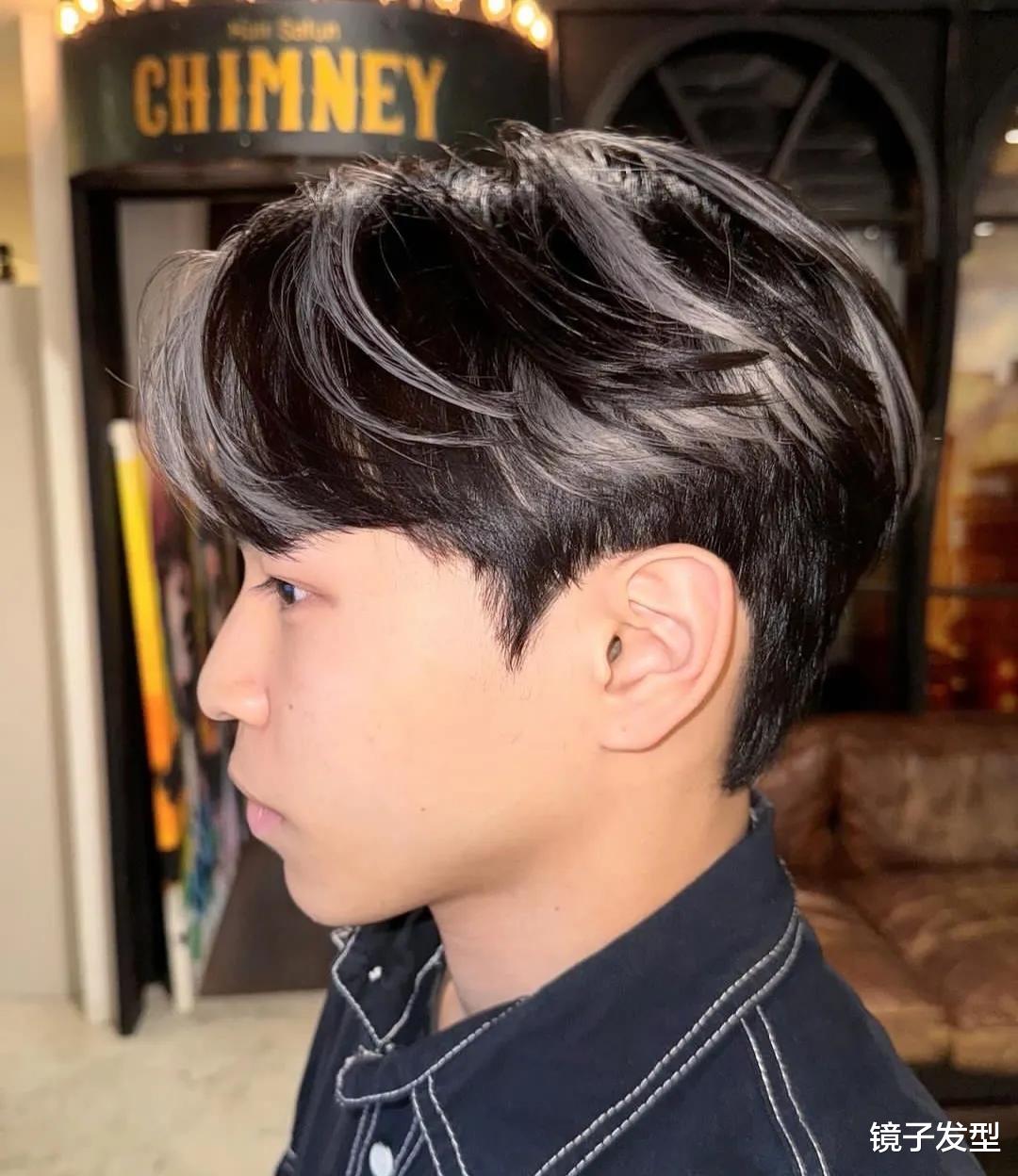 时尚新宠，18 到 30 岁男士的微中分狼尾鲻鱼头，露耳效果帅炸天