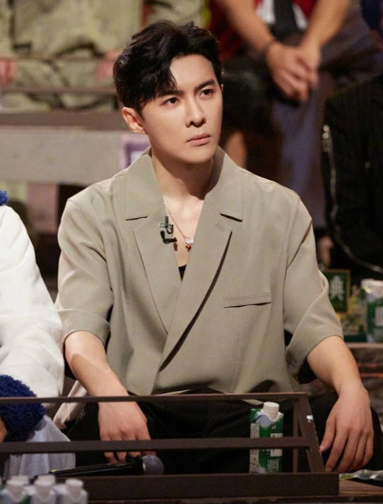 唐禹哲苏小轩带2岁小孩出门,疑二度未婚先孕,女方已熟练带娃