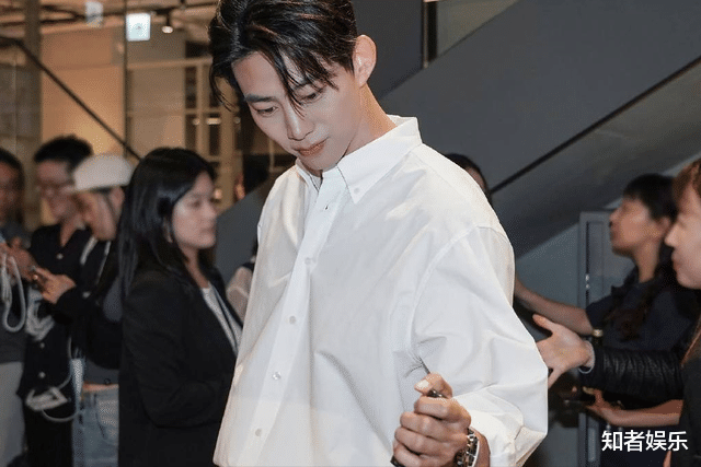 韩国一线男团成员穿皮短裤引争议,昔日猛男人设崩塌,原因很简单