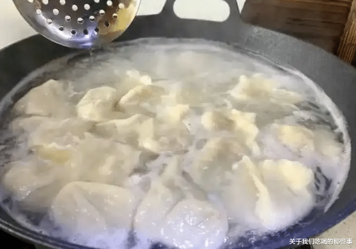 煮饺子时：盖盖煮还是不盖盖煮？区别老大了，难怪饺子老破皮