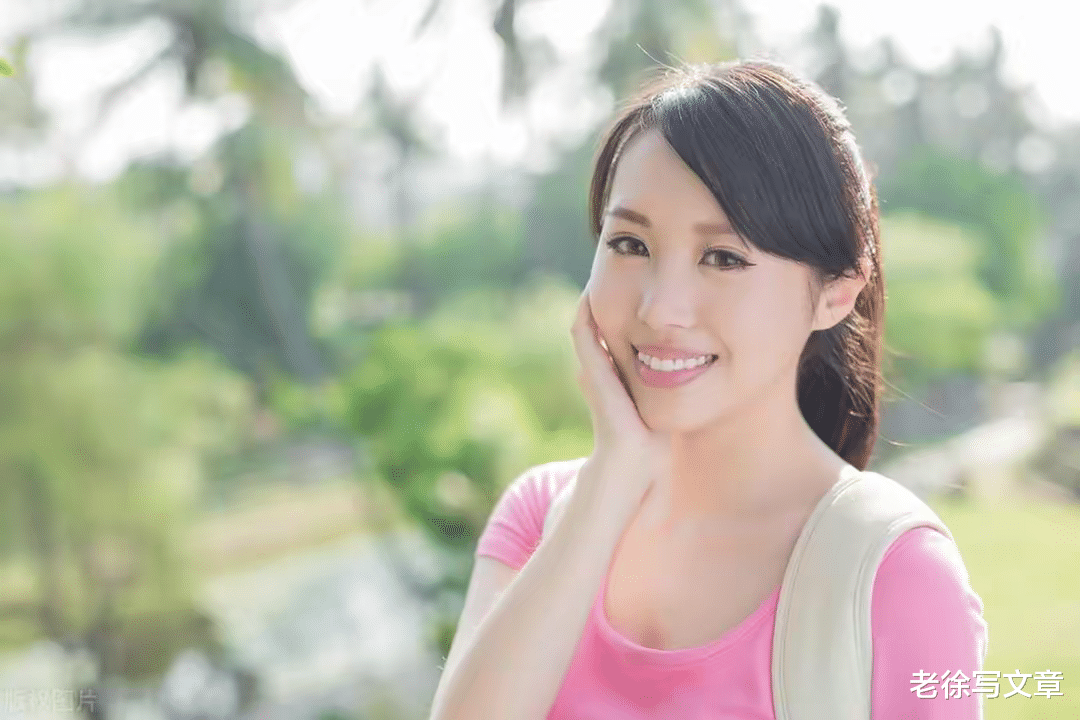 出差时，女同事害怕要跟我住一间，发现她的秘密后，她跟我表白了