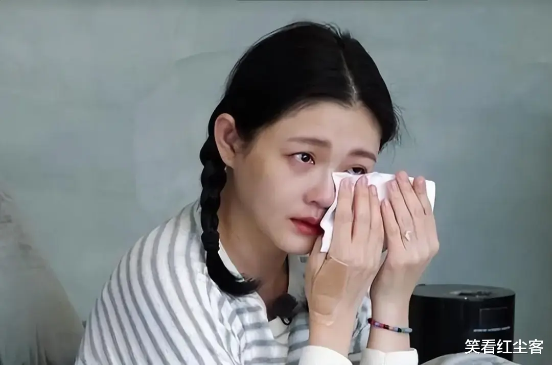 大S终于出山了！亲子游现身！双马尾造型惊现，千元短袖引发热议