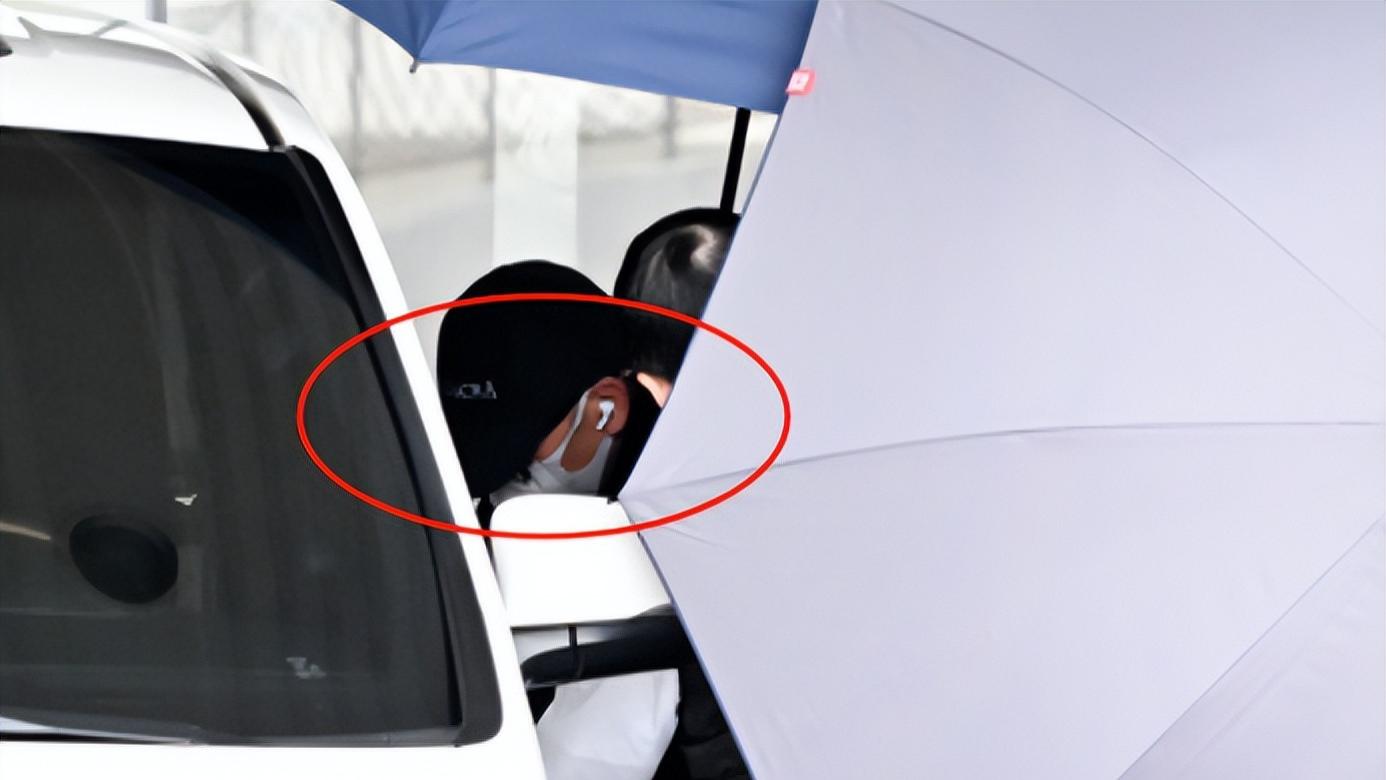 大S骨灰包机运回家！具俊晔现身捧着粉红色骨灰坛，现场画面曝光