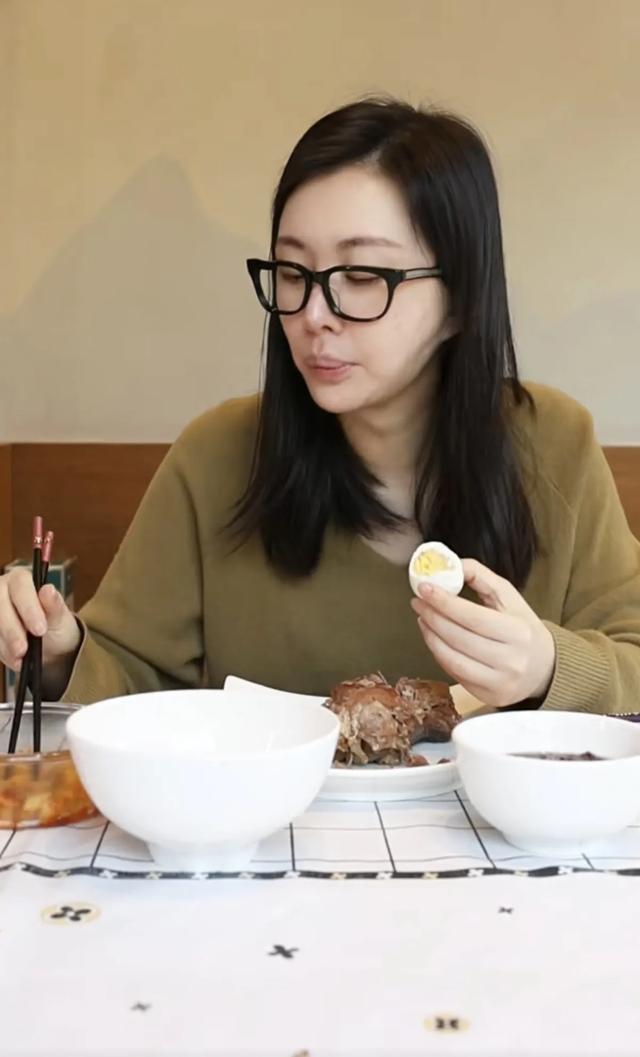 田朴珺早餐西方化：起床后蓬头垢面不洗脸不刷牙，先吃一斤酱牛肉