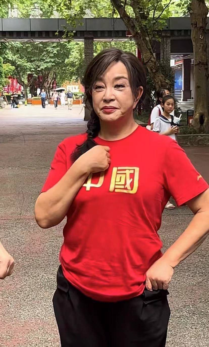 73岁刘晓庆恋情曝光!晓庆男孩震撼发声,她半生归来仍是少女心