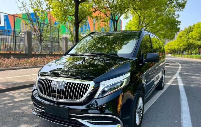 “挖呀挖”黄老师疑开豪车庆生引热议,粉丝已超700万!