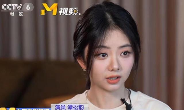 收手吧谭松韵!别折磨观众眼睛了,34岁还演女大学生,发腮太明显