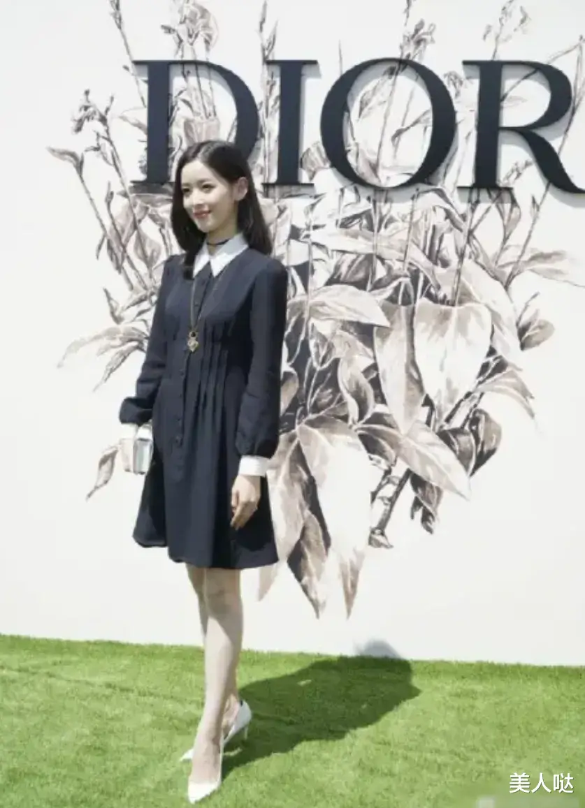 当36岁赵丽颖撞衫30岁章泽天，终于见识了女明星与豪门贵妇的差距有多大了