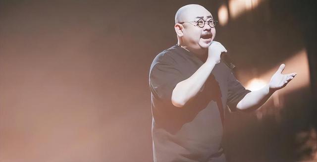 原来她就是陪伴刀郎30年的妻子，难怪刀郎会以这种方式再登神坛！