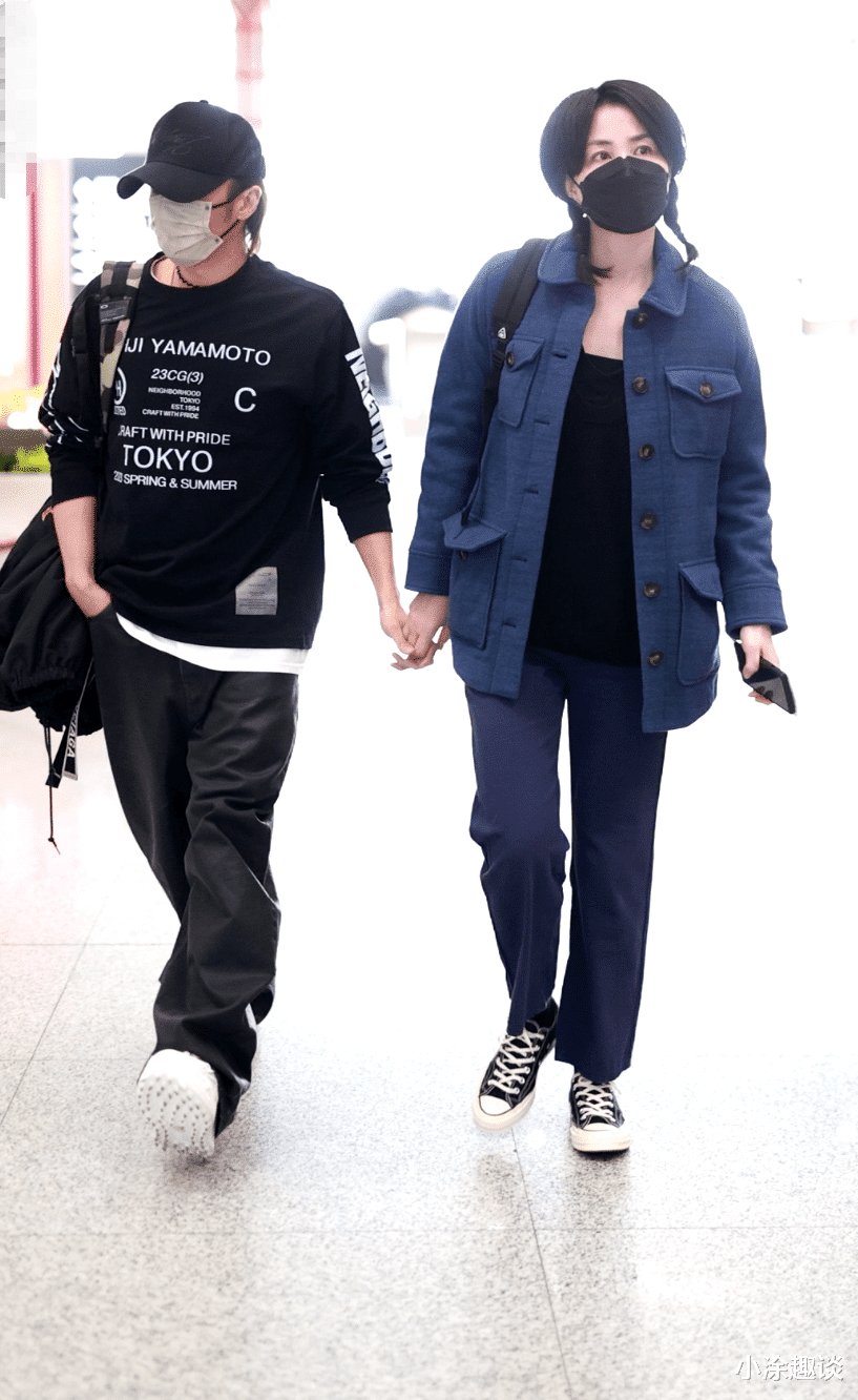 王菲偕谢霆锋现身机场,55 岁王菲对男友撒娇靠肩头,两人穿搭呈母子画风