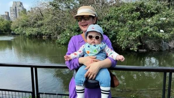 任家萱爸爸活力四溢，健身成日常，尽显外公对外孙小腰果的疼爱