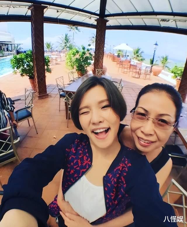 谢依霖被偶遇，真人又白又美比电视上好看，因坐商务舱被骂装穷