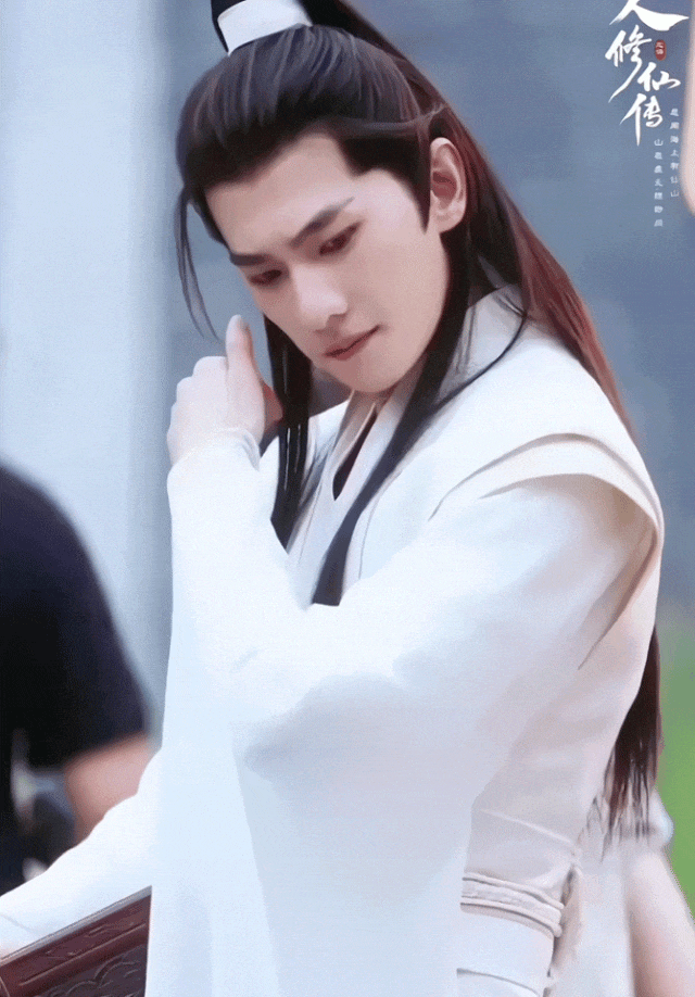 杨洋新剧《凡人修仙传》上架无期,低调访港人气依旧