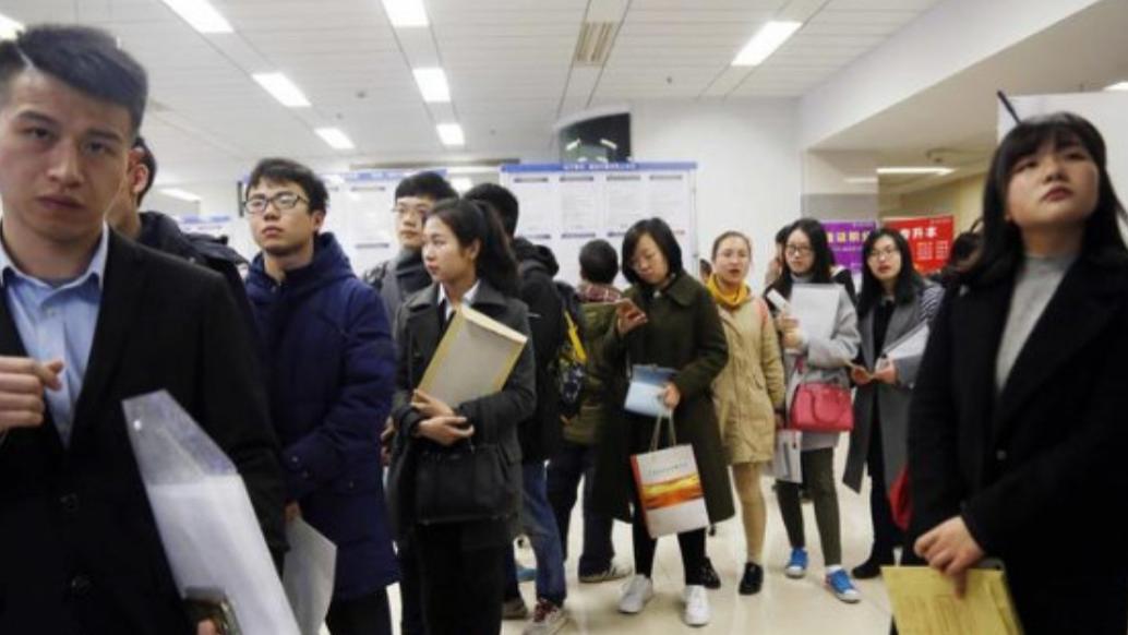 与女老板一起出差，只有一间房怎么办？00后机智回答，当场被录取