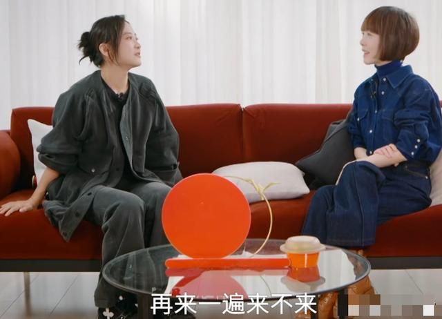 41岁贾玲和53岁鲁豫同框,饿瘦和运动瘦的差别不言而谕