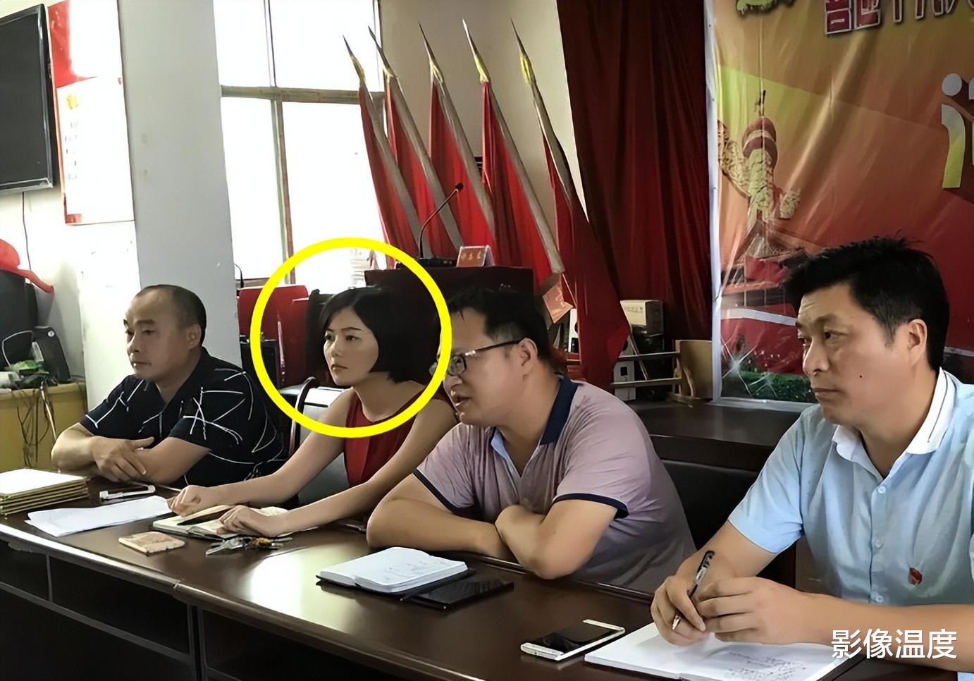 万县毛奇被举报后续:下属李佩霞履历曝光,大量高清图片被扒,人很漂亮优雅