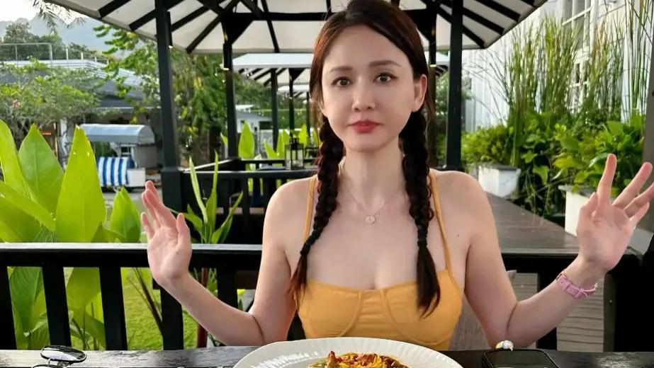 陈乔恩海岛度假秀幸福，自曝过年“胖若两人”