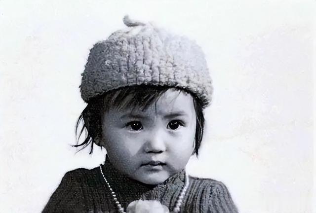 45岁陈好现身北京：衣着邋遢三角区显眼，为何会沦落至如今地步？